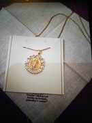 Łańcuszek z medalikiem z wizerunkiem MB z Gwadelupe w kolorze złotym. 