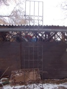 Wysoka krata ,stalowa,malowana.