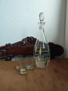Stara karafka z PRL vintage i trzy kieliszki 