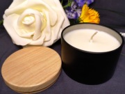 Świeca sojowa w czarnym, metalowym pojemniku