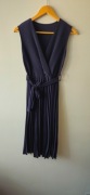 Plisowana granatowa sukienka plisowana z wadą!