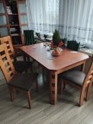 Zestaw mebli i stół z krzesłami 