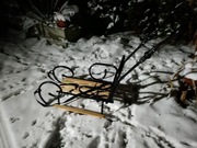 Piękne, solidne sanki z podnużkami i odejmowanym' regulowanym pchaczem.