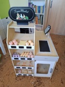 Drewniany sklepik dziecięcy Mamabrum + akcesoria – stan bardzo dobry