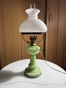 Stara lampa stołowa stylizowana na naftową
