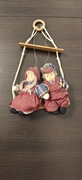 Ozdoba wisząca, 2 lalki na huśtawce