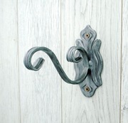 Wieszak Hak Uchwyt metalowy kuty na doniczkę - Srebrna Patyna (W08)