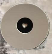 Srebrne serce na szkle