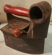 Stare żeliwne żelazko na węgiel z kominem