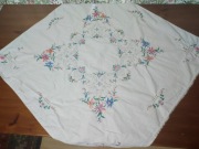 Ręcznie haftowany obrusik 80x78