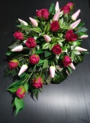 Kompozycja nagrobna Róże i tulipany fuksji i jasny róż