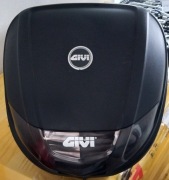 Kufer GIVI  ze stelażem 