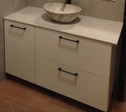 Szafka łazienkowa z kamiennym blatem 