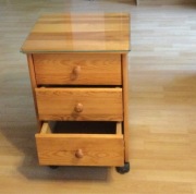 Szafka nocna z litego drzewa sosnowego