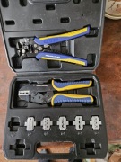 Zestaw narzędzi do zaciskania z grzechotką  i ściągaczem izolacji