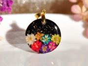 Wisiorek z kolorowymi kwiatami.Biżuteria z żywicy.