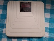 Stara biała waga elektroniczna uszkodzona 