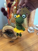 Żabka brelok szydełkowa w żółtej spódniczce 