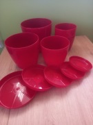 Zestaw 5 doniczek plastikowych z podstawkami