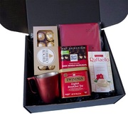 Elegancki Zestaw Prezentowy Czerwony Kubek Herbata Słodkości Kalendarz 2026