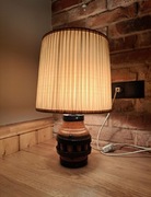 Duża lampa stołowa z drewnianą podstawą i plisowanym abażurem  49 cm