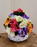 Kolorowy stroik z bratków obciążony na grób lub do domu