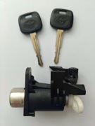 Zamek klapy bagażnika Yaris 01-05 - wkładka + klucze