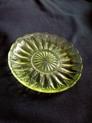 Talerzyk ze szkła uranowego 