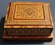 Orientalna papierośnica szkatułka drewno intarsjowane pozytywka