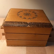 Szkatułka drewniana 3 - częściowa na zawiasach wahadłowych.