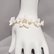 Daniela – bransoletka ślubna białe kwiaty perły