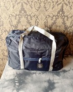 Granatowa torba podróżna pojemna