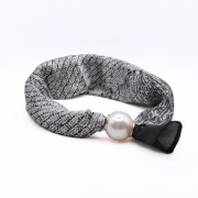 Naszyjnik z chustki z perłą szklaną scarf necklance na magnes czarno-biała