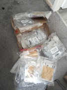 Zestaw blaszek do mocowania sprzętu sieciowego