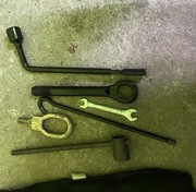 Zestaw do kół w pokrowcu klucz do kół 21,22 hak ucho holowniczy Kia hyundai