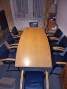 Stół konferencyjny z krzesłami