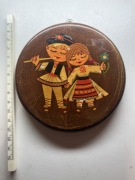 drewniany obrazek dzieci strôj ludowy 1974 ręcznie