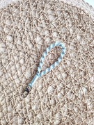 Breloczek do kluczy ręcznie robiony metodą makramy srebrzysty brelok boho