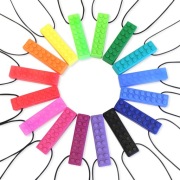 Gryzak logopedyczny Ark Therapeutic Brick naszyjnik klocek