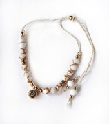 Bransoletka jedwab kamienie naturalne howlit z zawieszką złota regulowana