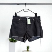 Czarne jeansowe szorty H&M wysoka jakość, postrzępione nogawki, ro 48 (EU)