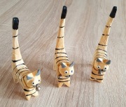 DREWNIANE KOTKI - Figurki z drzewa egzotycznego 12 cm 3 szt.- 29 zł