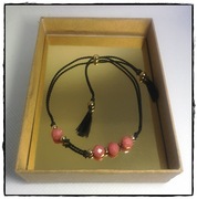 Bransoletka MIŁOŚCI na nici jedwabnej z kamieni naturalnych różowy rodonit 