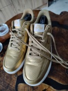 Buty sportowe firmy Nike model Air Force 1 Low metaliczne złoto 