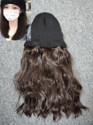 czapka wełniana z peruką włosy brązowe