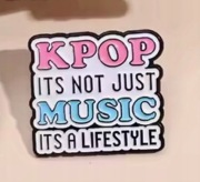 Przypinka K-POP – It’s Not Just Music, It’s a Lifestyle | pastelowy pin | 