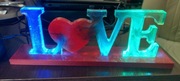 podświetlany napis love, lampka LED, dekoracja na walentynki, wielokolorowy