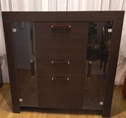 Komoda venge z witrynami