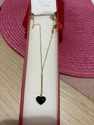 Złoty naszyjnik z czarnym sercem