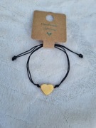 Ręcznie robiona bransoletka na sznurku ze złotym sercem